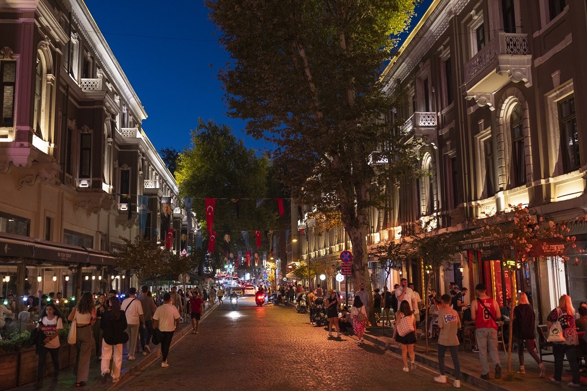 Reges Nachtleben auf der Süleyman Seba Strasse