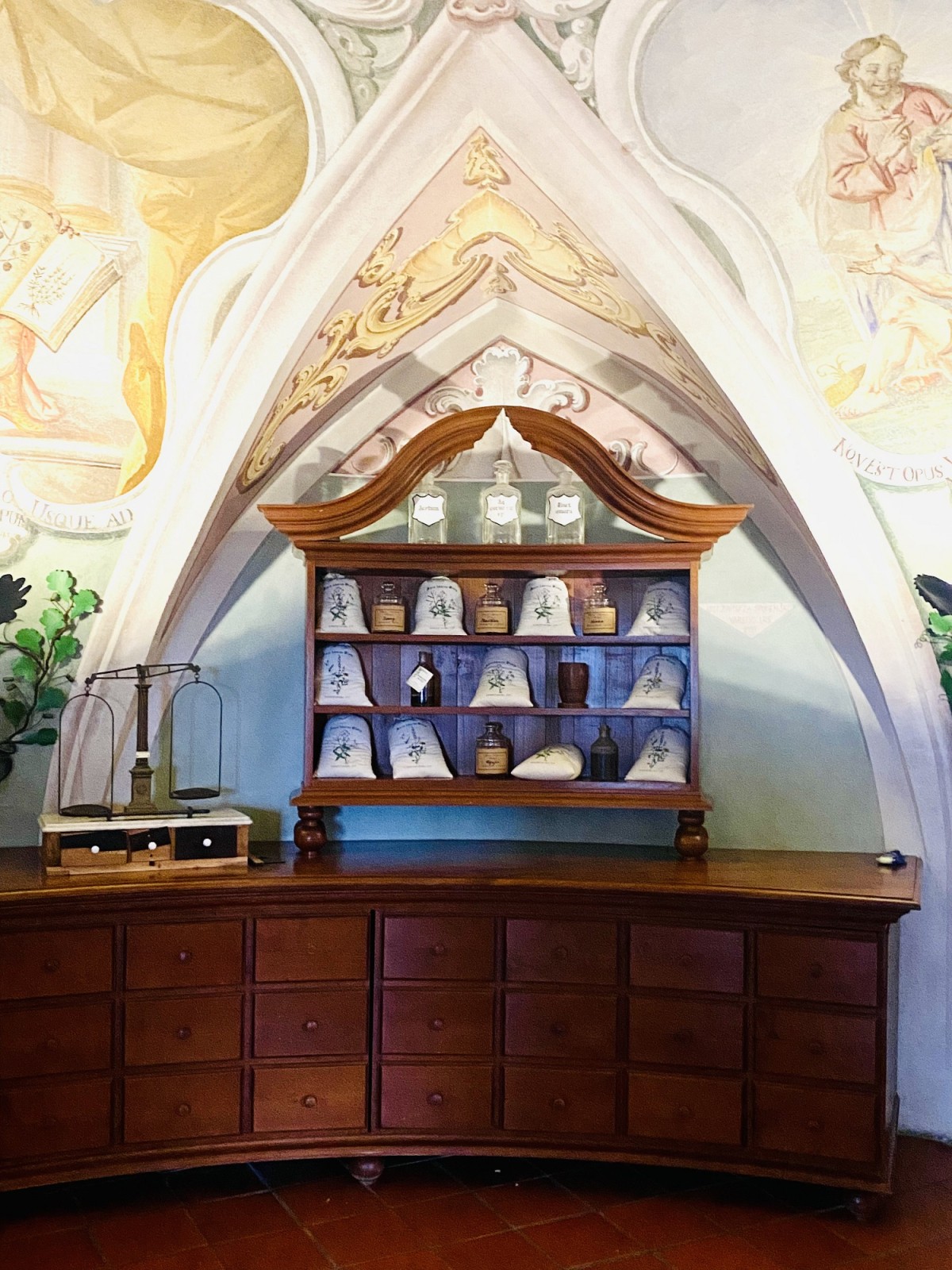 Die alte Apotheke im Kloster Olimje enthält kostbare Deckenfresken