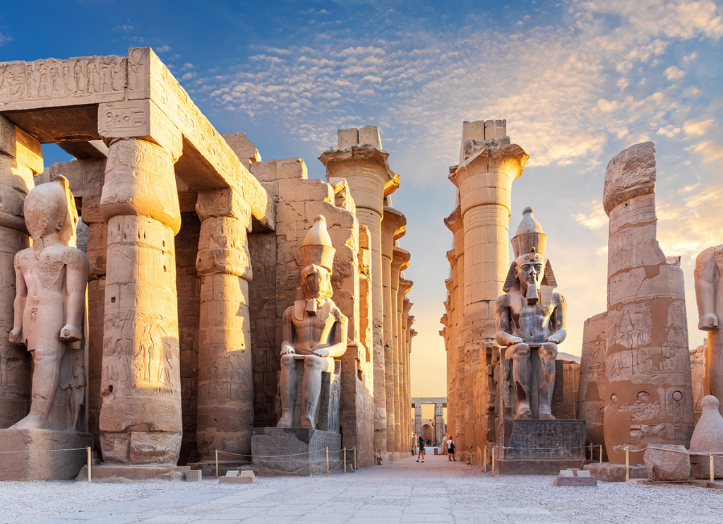 Statuen von Ramses II. im Luxor-Tempel in Ägypten.