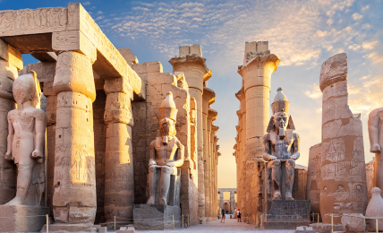 Statuen von Ramses II. im Luxor-Tempel in Ägypten.
