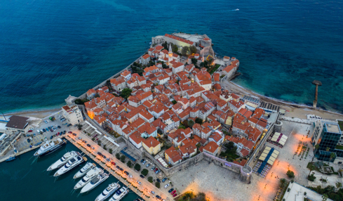 Die historische Altstadt von Budva in Montenegro