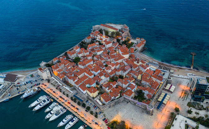 Die historische Altstadt von Budva in Montenegro