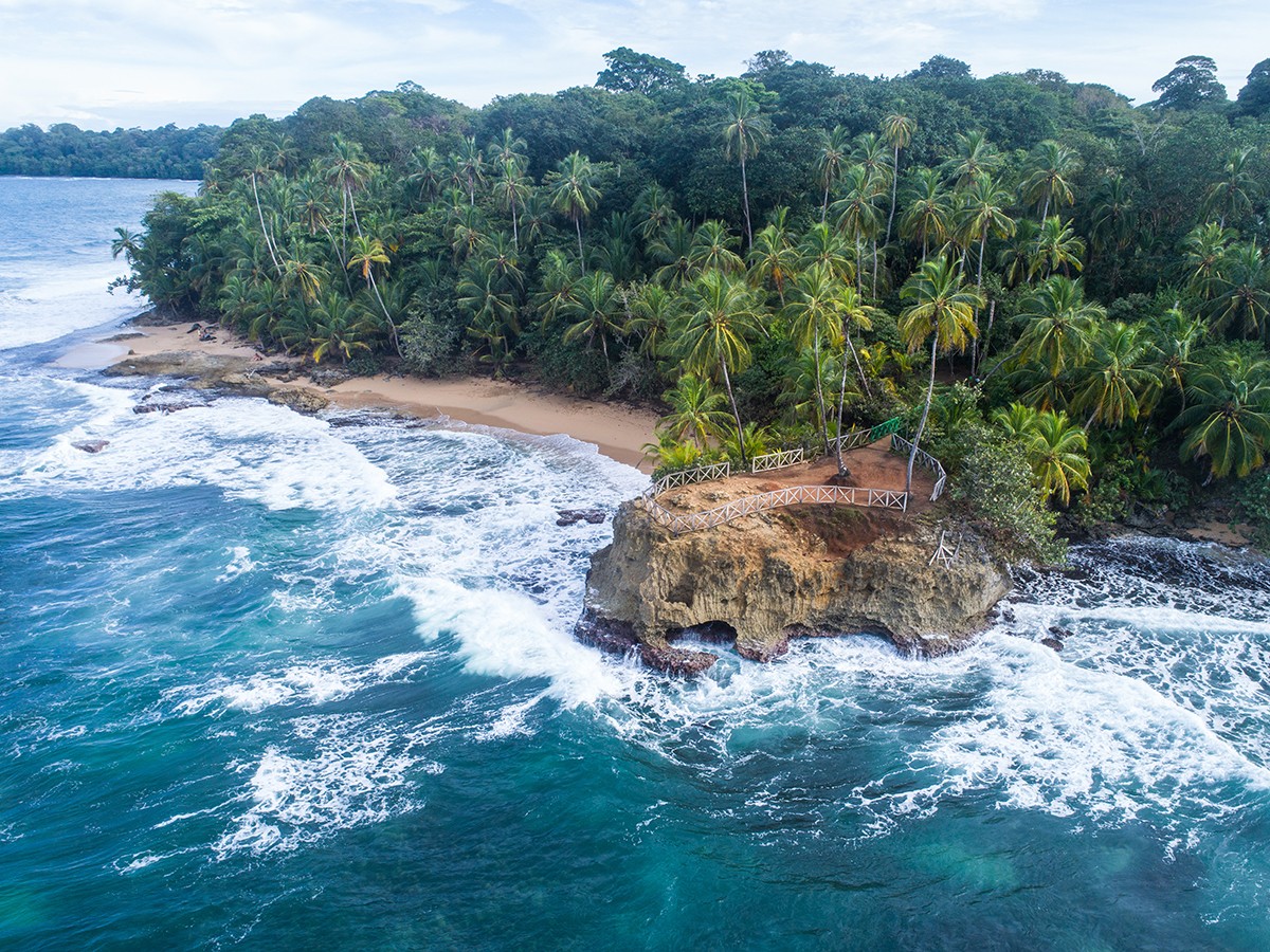 Der Nationalpark in Manzanillo (Costa Rica) liegt direkt am Meer.