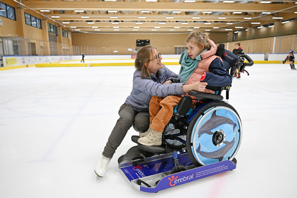 Michelle Benz mit ihrer Mutter Manuela und dem Eisgleiter