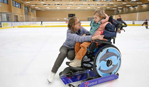 Michelle Benz mit ihrer Mutter Manuela und dem Eisgleiter