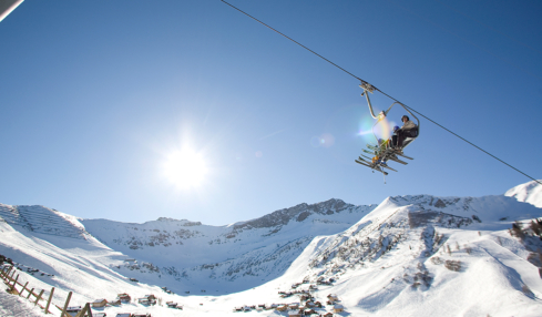 Verschneite Pisten und Sonne in Liechtenstein