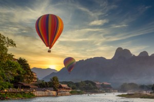 Die Täler und Kegelberge von Vang Vieng in Laos lassen sich per Heissluftballon entdecken.