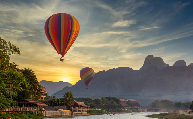 Die Täler und Kegelberge von Vang Vieng in Laos lassen sich per Heissluftballon entdecken.