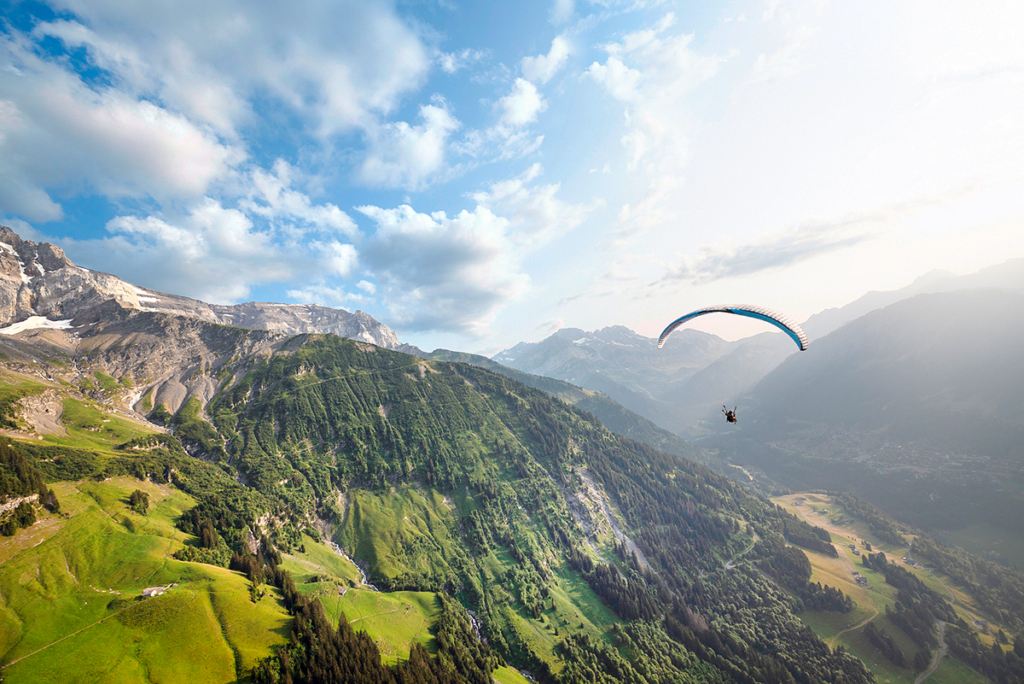 Beim Gleitschirmfliegen lässt sich die Region Dents du Midi aus ungewöhnlicher Perspektive betrachten.