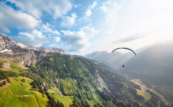 Beim Gleitschirmfliegen lässt sich die Region Dents du Midi aus ungewöhnlicher Perspektive betrachten.