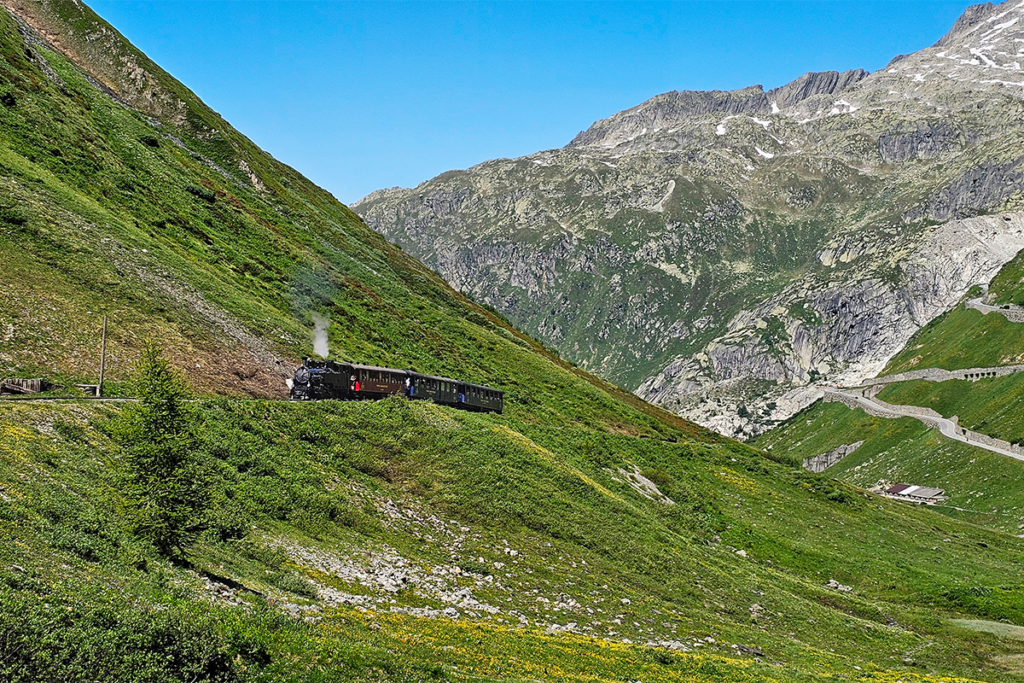 Nostalgie inmitten der Natur: die Furka-Dampfbahn auf dem Fukapass.