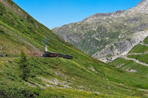 Nostalgie inmitten der Natur: die Furka-Dampfbahn auf dem Fukapass.