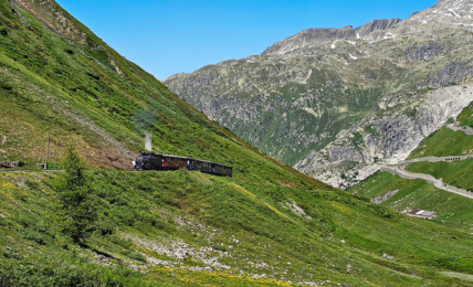 Nostalgie inmitten der Natur: die Furka-Dampfbahn auf dem Fukapass.