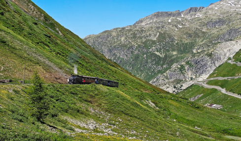 Nostalgie inmitten der Natur: die Furka-Dampfbahn auf dem Fukapass.