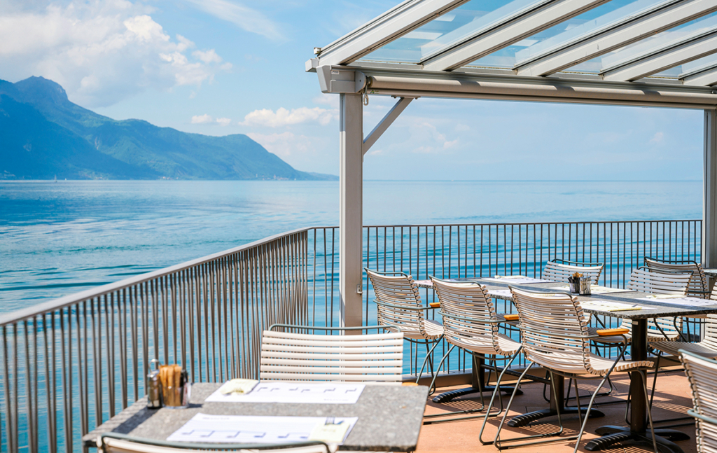 Zum Greifen nah: Das Hotel Mona liegt direkt am Wasser.
