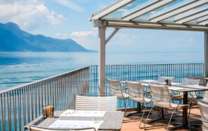 Zum Greifen nah: Das Hotel Mona liegt direkt am Wasser.