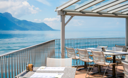 Zum Greifen nah: Das Hotel Mona liegt direkt am Wasser.