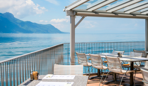 Zum Greifen nah: Das Hotel Mona liegt direkt am Wasser.
