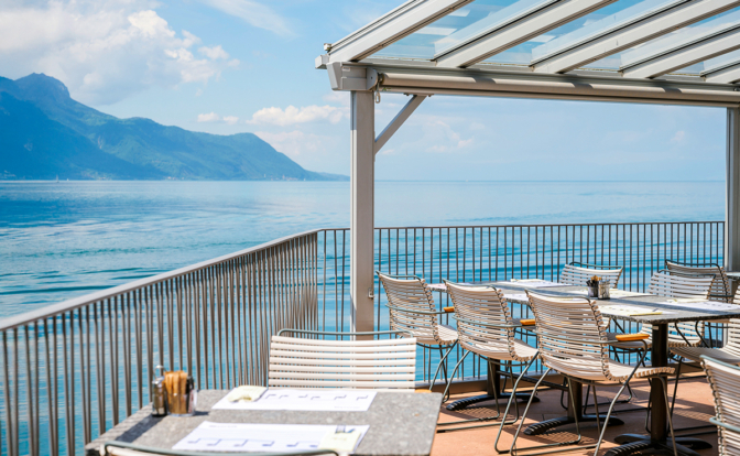 Zum Greifen nah: Das Hotel Mona liegt direkt am Wasser.