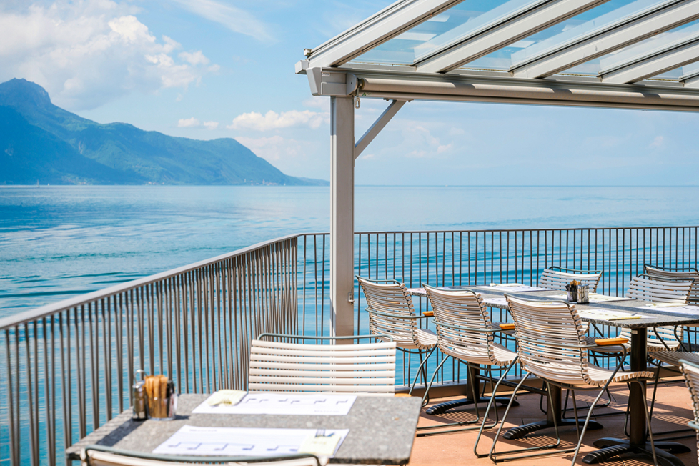 Zum Greifen nah: Das Hotel Mona liegt direkt am Wasser.