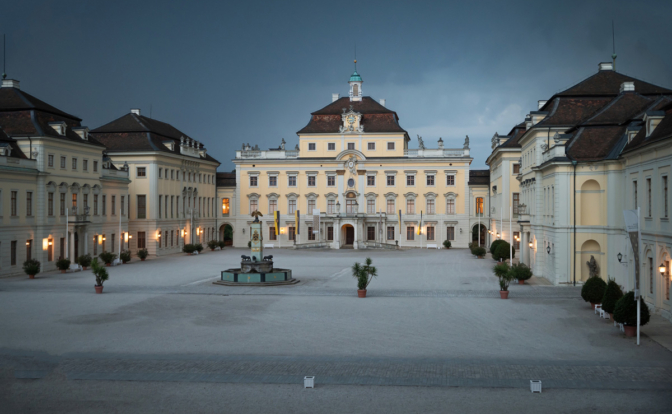 Abenddämmerung beim prachtvollen Residenzschloss Ludwigsburg.