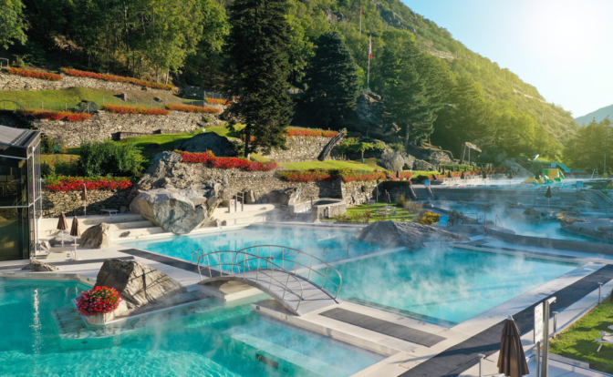 Entspannte Momente am Thermalbecken im Thermalbad Brigerbad