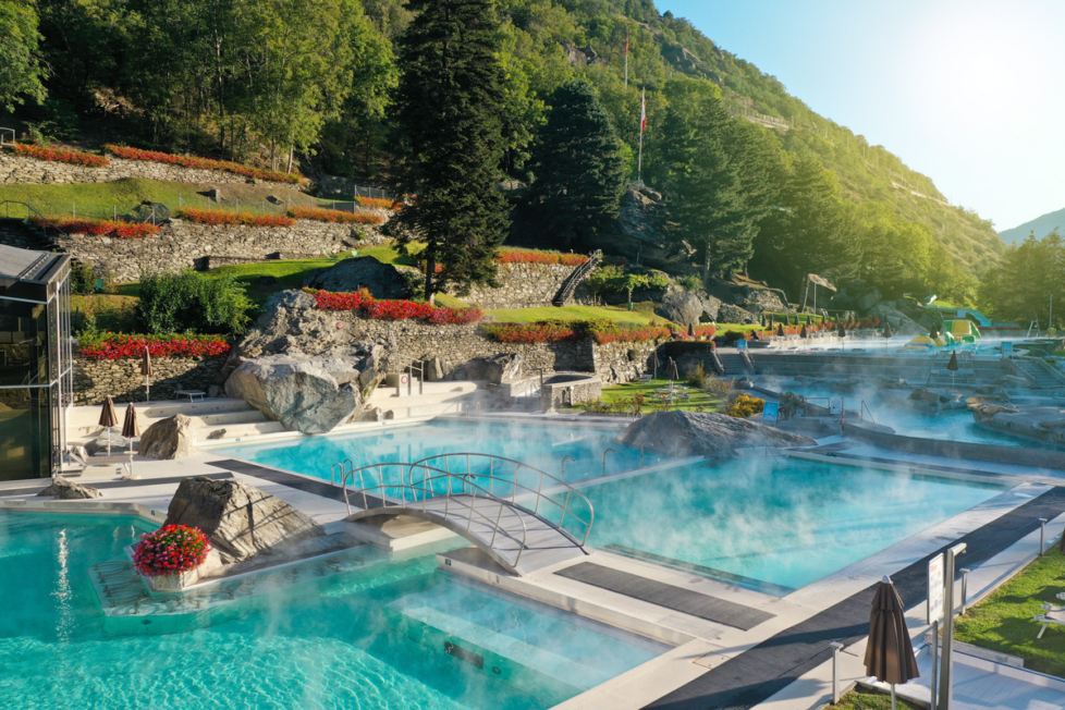 Entspannte Momente am Thermalbecken im Thermalbad Brigerbad