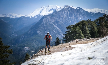 Läufer vor den Bergen Alanyas
