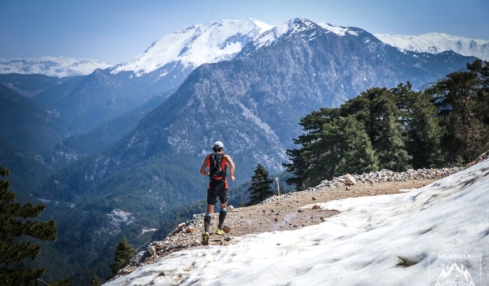 Läufer vor den Bergen Alanyas