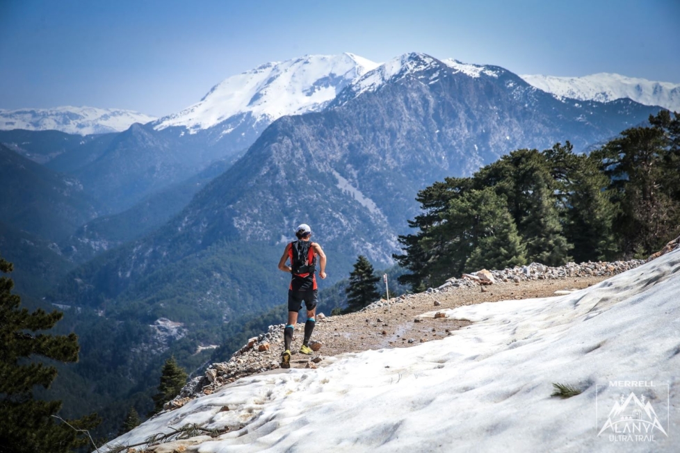 Läufer vor den Bergen Alanyas