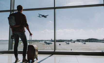 Mann mit Koffer am Flughafen. Anschluss verpasst am Flughafen