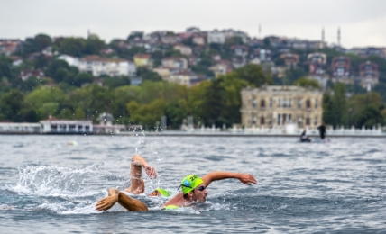 Man schwimmt im Meer