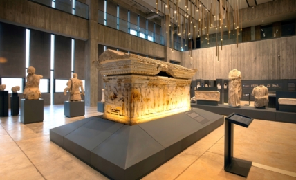Sarg beleuchtet im Museum