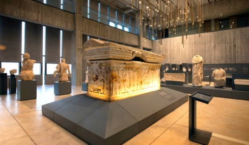 Sarg beleuchtet im Museum