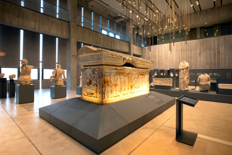 Sarg beleuchtet im Museum