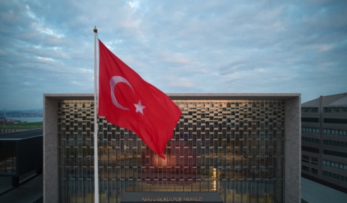 Türkische Flagge vor Gebäude