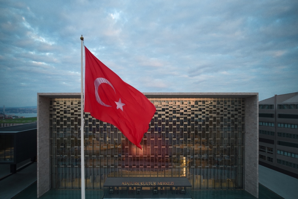 Türkische Flagge vor Gebäude